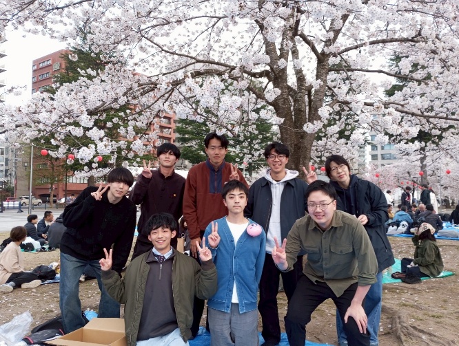 桜の木下での記念写真