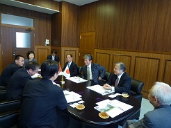 右手前から　波岡名誉教授、伊藤理事、里見総長、四竃金属材料研究所教授