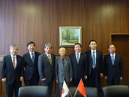 左から　伊藤理事、李参事官、里見総長、波岡名誉教授、曹副部長、右から四竃金属材料研究所教授