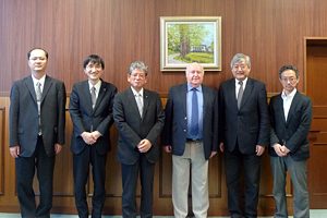 左から森谷准教授、植木理事、里見総長、クラウサー事務局長、小尾教授（慶応大学）、山口副理事