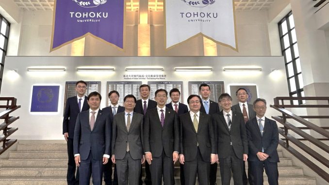 校长办公楼玄关合影