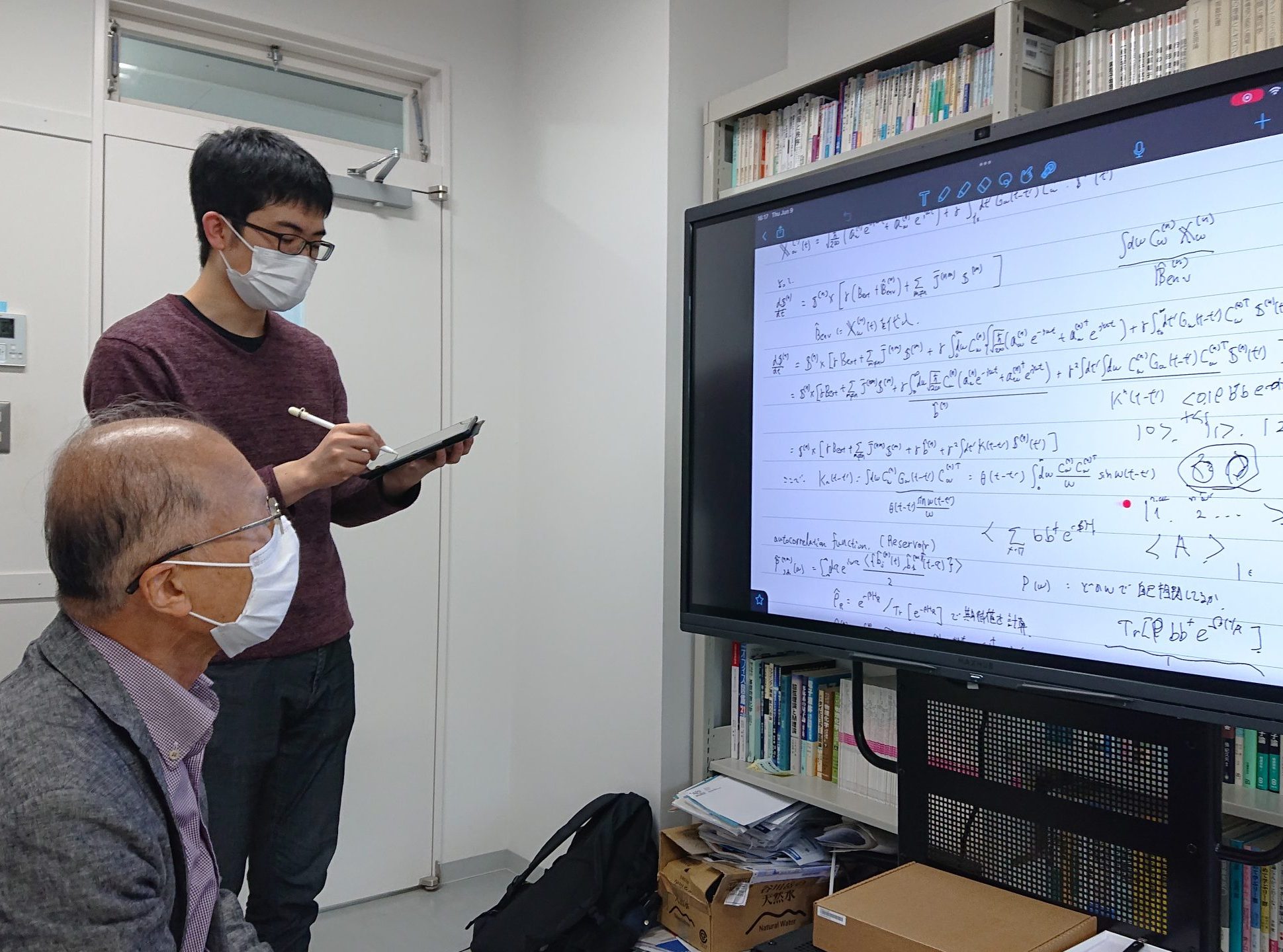 前川禎通先生（理研）に共同研究の進捗状況を説明する井出君（6月16日）