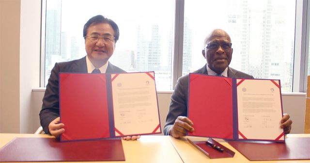 Q-DREAM 署名式:(左から)冨永悌二総長、ロバート J. ジョーンズ学長
